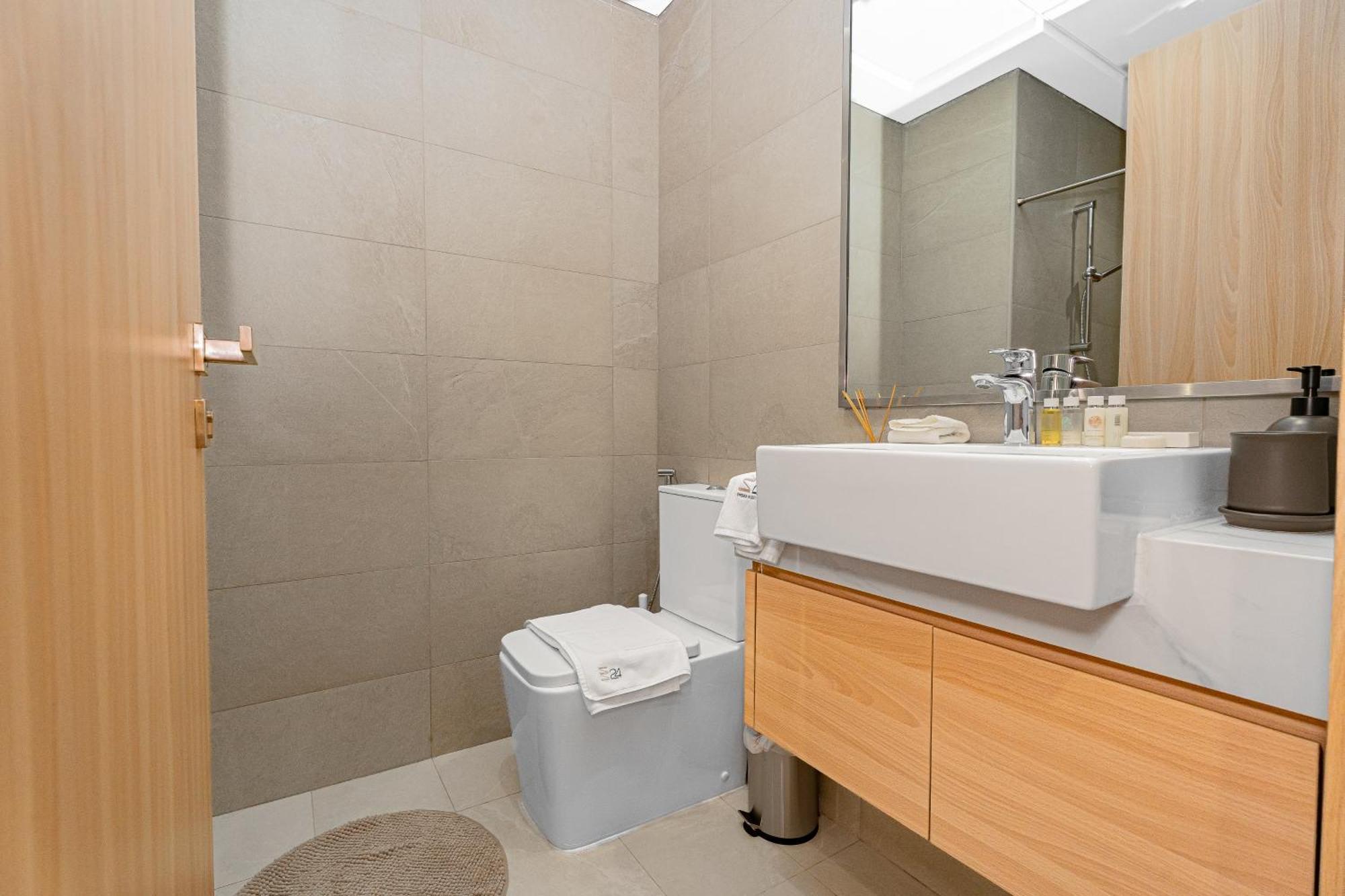 Escape24 - Chic Apartment, Azizi Riviera 19 Apartment